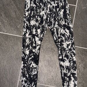 4/$20 Nike Black and White Abstract Leggings